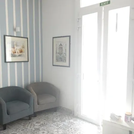Door Eight Apartment *