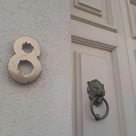 Door Eight Apartment *