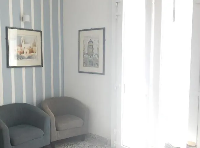 Door Eight Apartment *